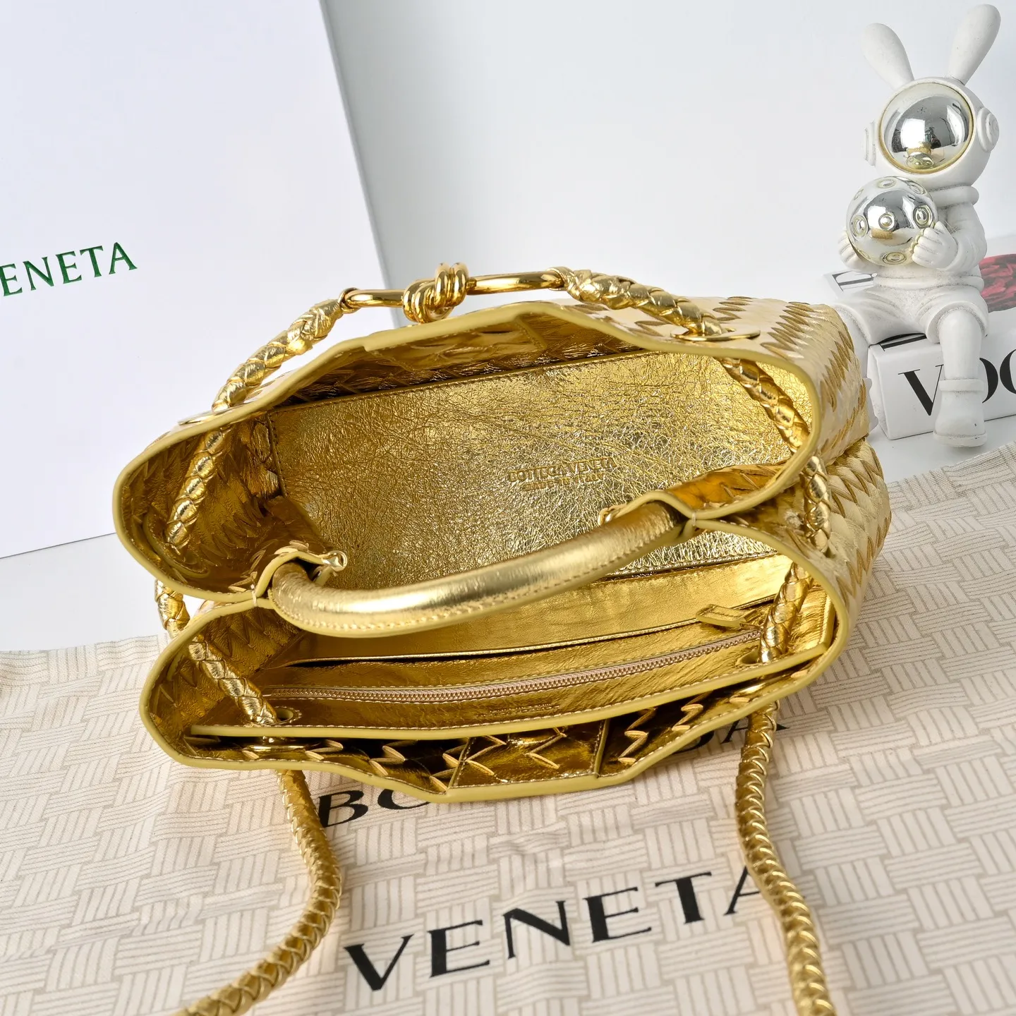 The 2023 new Andiamo batch of 1860 BV has been shipped‼ ️Really popular🔥The new Andiamo woven handbag launched by Bottega Veneta this season is really popular all over the world! ! Celebrities at home and abroad have worn it, and Oscar-winning actress Michelle Yeoh has taken it out on the street. Song Jia, Trai Yara, Yu Feihong, Sanji Ayaka, Rosie Hunting-Whiteley, Yoshioka Riho, etc. have all picked up this bag. It is classic and versatile, showing off its temperament, and the bag capacity is also large, which is very convenient for daily commuting! ! A variety of carrying methods, the shoulder straps can be adjusted by yourself, the original lambskin feels soft and delicate, and the unisex style breaks the gender boundaries and brings a more practical and longer-lasting use experience. Andiamo, which has both elegant and casual styles, perfectly interprets the true appearance of "fashionable old money style". Style number: 7463 Size: 25*22*10.5cm